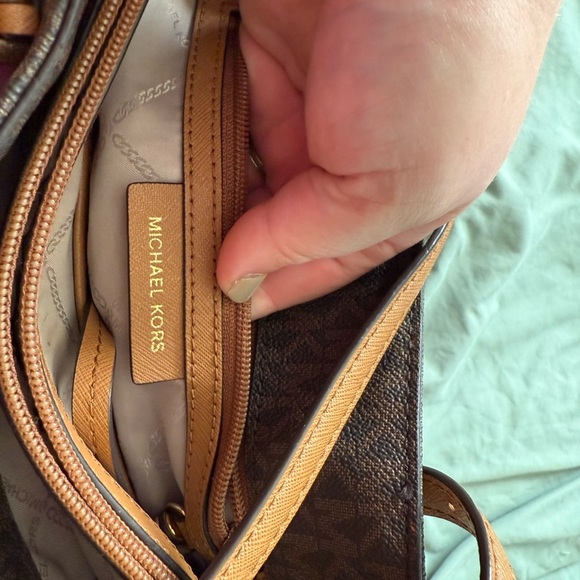 Michael Kors Medium Jet Set Snap Pocket Tote in Chocolate - Picture 6 of 9